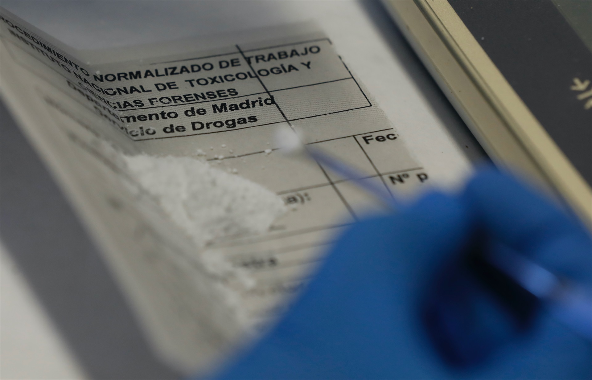 Un empleado trabaja con cocaína incautada en una operación policial, en el Instituto Nacional de Toxicología y Ciencias Forenses (INTCF), en Las Rozas, a 9 de febrero de 2022, en Madrid. (Foto: C. de Luca. POOL / Europa Press)
