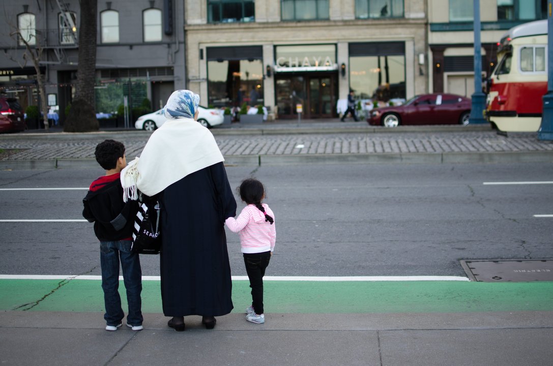 Mujer musulmana con niños.