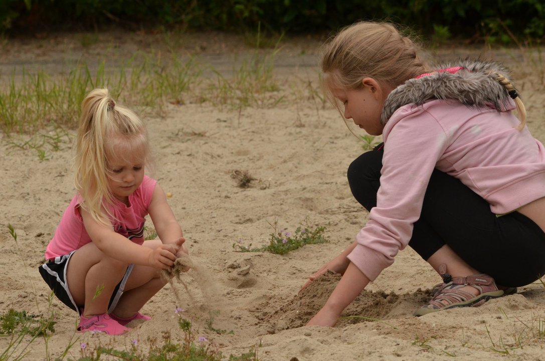 sand-people-girl-play-mud-child-564783-pxhere.com