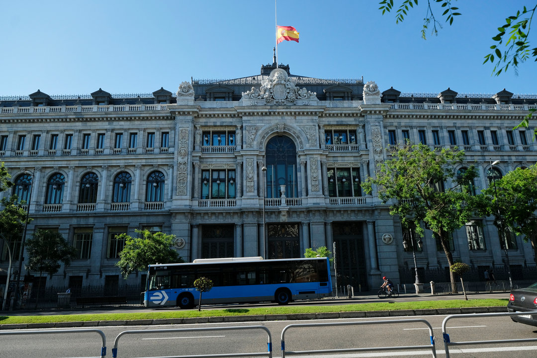Bandera de España a media asta en la sede del Banco de España.