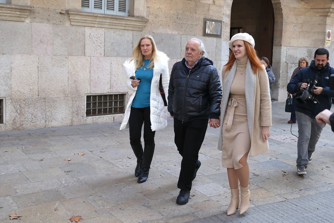 El empresario y magnate del ocio nocturno mallorquín Bartolomé Cursach (c) a su salida de la Audiencia Provincial de Baleares junto a su mujer e hija.