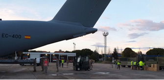 Un A400M de Airbus con 650.000 mascarillas aterriza en la base aérea de Getafe.