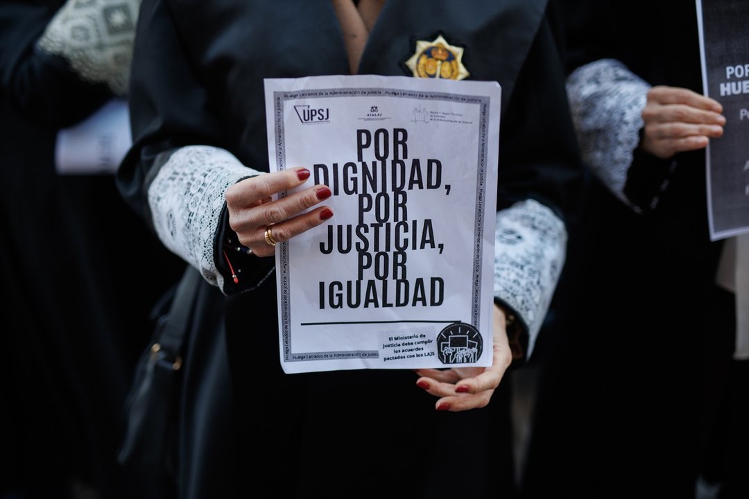 Una letrada de la Administración de Justicia se manifiestan durante la reunión con el Ministerio de Justicia, en el Palacio de Sonora, a 16 de febrero de 2023, en Madrid (España).
