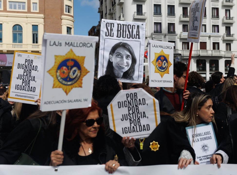 Un grupo de letrados de la Administración de Justicia (LAJ) sujetan varias pancartas durante una manifestación desde Callao a San Bernardo 45, a 9 de marzo de 2023, en Madrid (España).