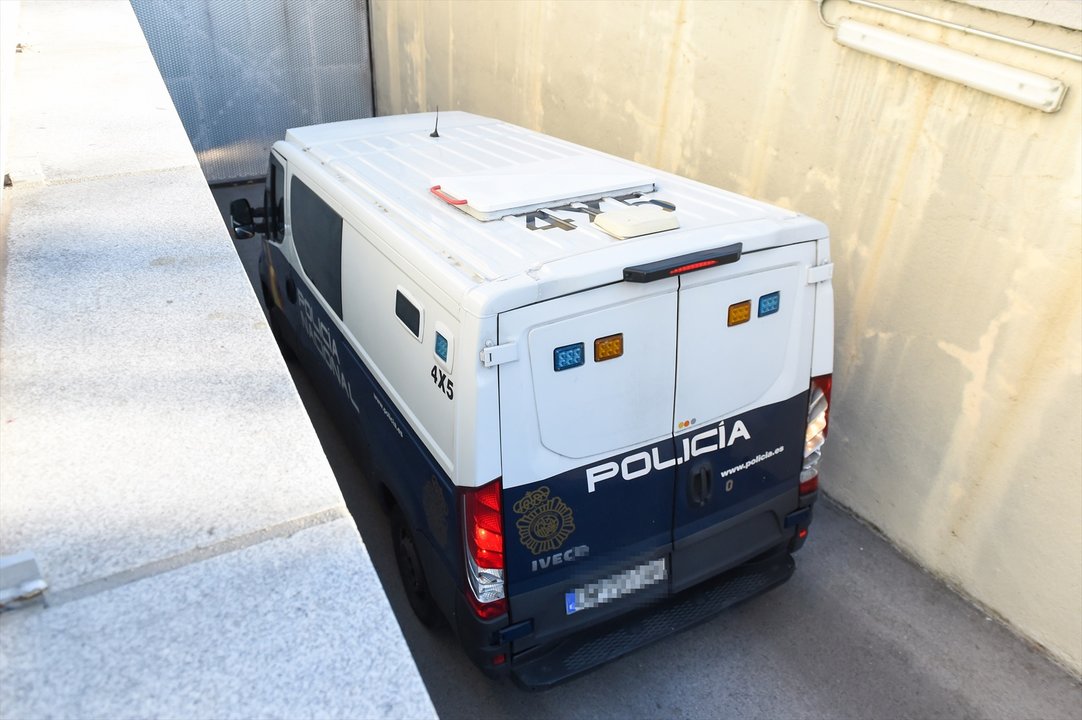 Un furgón de la Policía Nacional llega a la Audiencia Nacional el mismo día que pasa a disposición judicial el presunto autor del ataque mortal en Algeciras, a 30 de enero de 2023, en Madrid (España).
