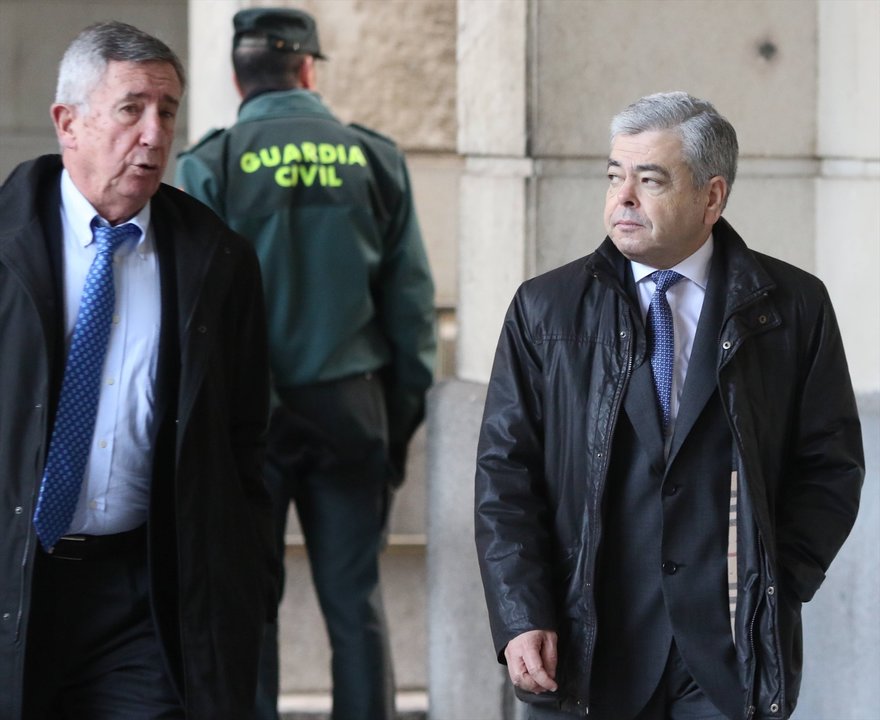 Agustín Barberá, junto a su abogado, en la quinta sesión del juicio de los ERE.