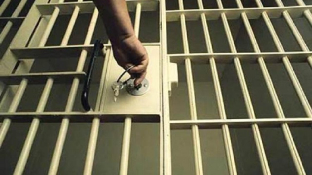 Una reja de una celda en una cárcel.