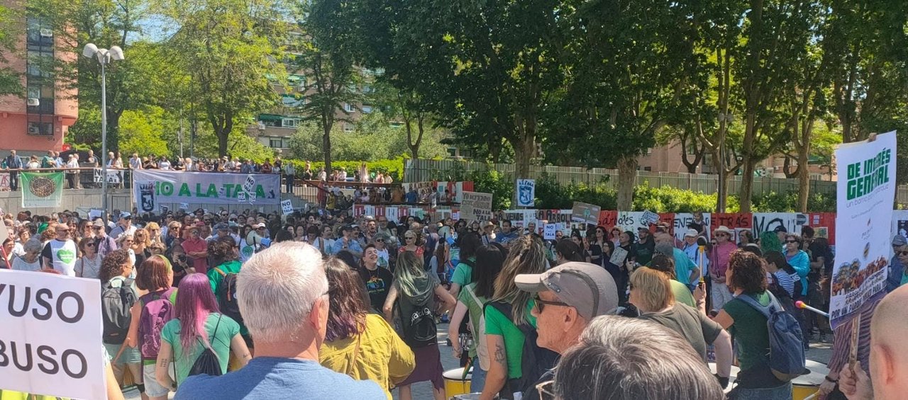 Centenares de vecinos se reúnen en Madrid Río en contra de la tala de árboles por las obras del Metro.