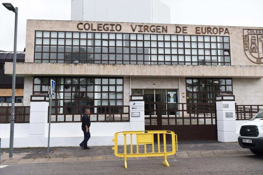 Un hombre pasa por la puerta del colegio privado Virgen de Europa, a 17 de octubre de 2022, en Boadilla del Monte, Madrid (España).