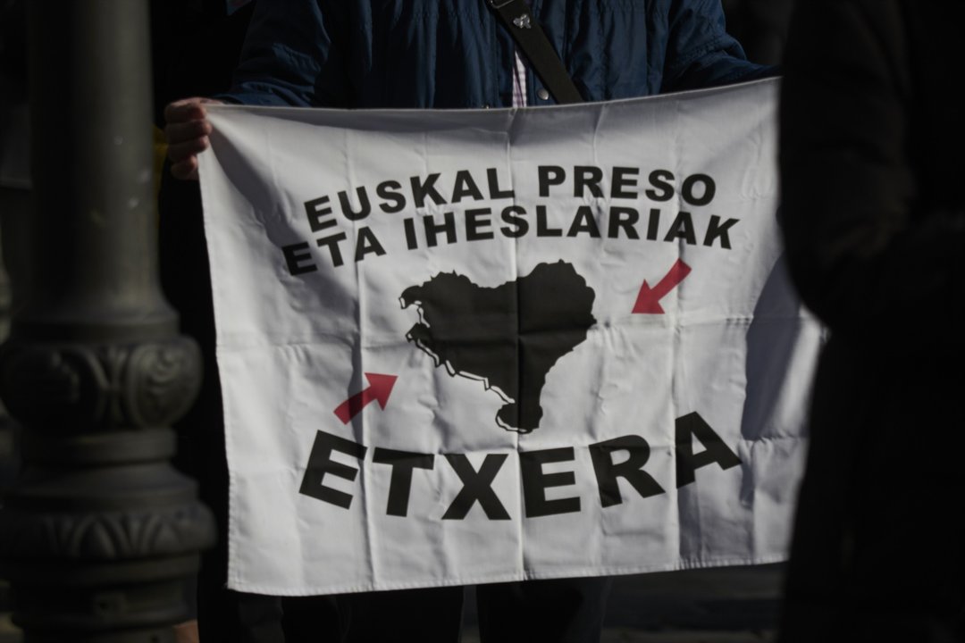Un hombre con una pancarta en una movilización en apoyo a los presos de ETA, a 31 de diciembre de 2021, en Pamplona, Navarra, (España).