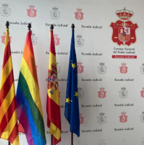 La Escuela Judicial con la bandera LGTBI junto a las institucionales.