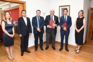 Firma del convenio entre los colegios de abogados de Murcia y Tetuán. Fuente: Consejo General de la Abogacía Española.