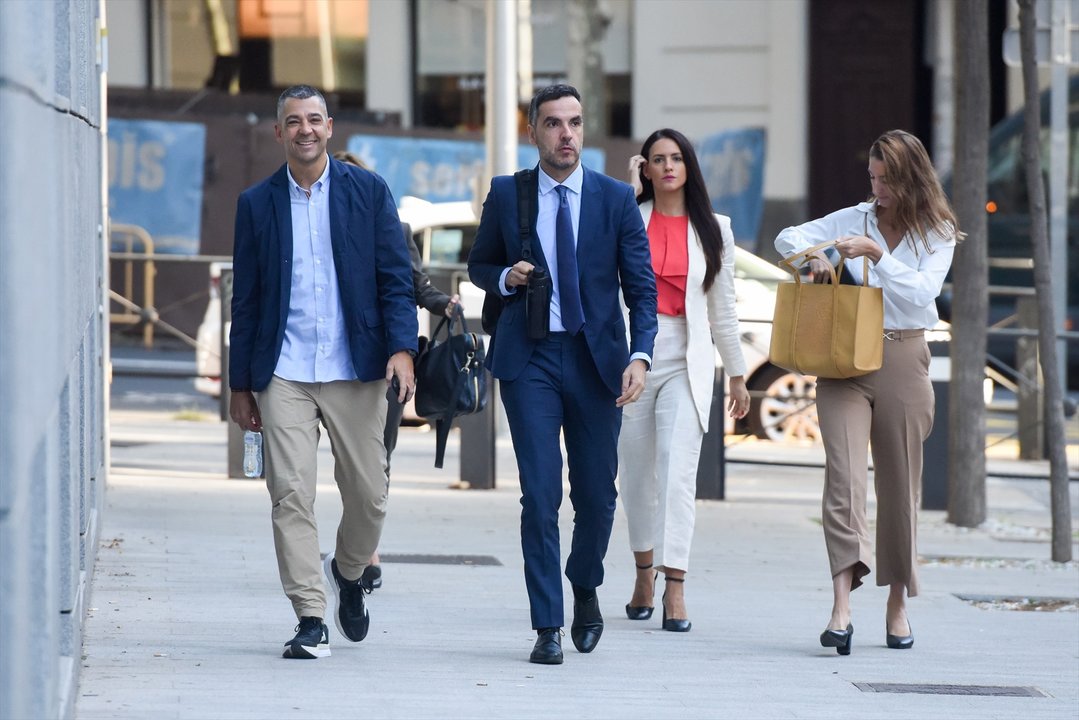 El director de marketing de la Federación, Rubén Rivera (i) llega a la Audiencia Nacional para tomar declaración como investigado, a 10 de octubre de 2023, en Madrid (España).