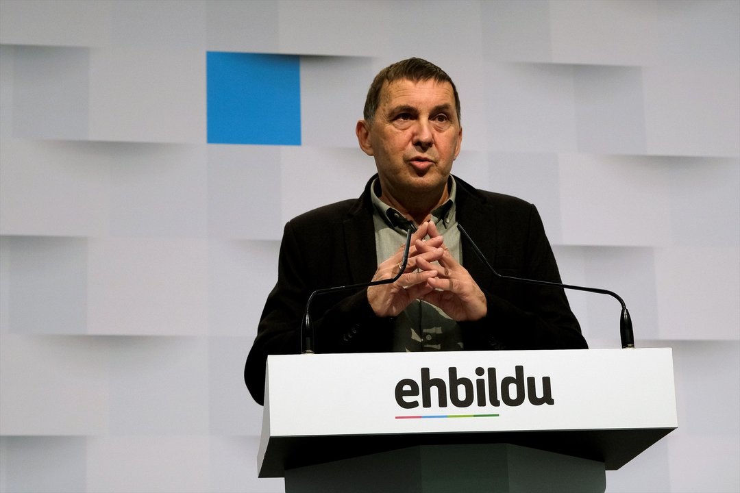 El coordinador general de EH Bildu, Arnaldo Otegi, en una rueda de prensa en la sede de EH Bildu, a 24 de diciembre de 2021, en San Sebastián, Guipúzcoa, País Vasco (España).
