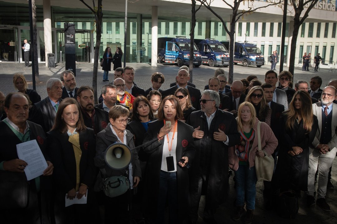 Abogados y procuradores acompañados de representantes de Vox y PP protestan a las puertas de la Ciutat de la Justicia de Barcelona contra el acuerdo para una ley de amnistía. El 13 de noviembre de 2023.