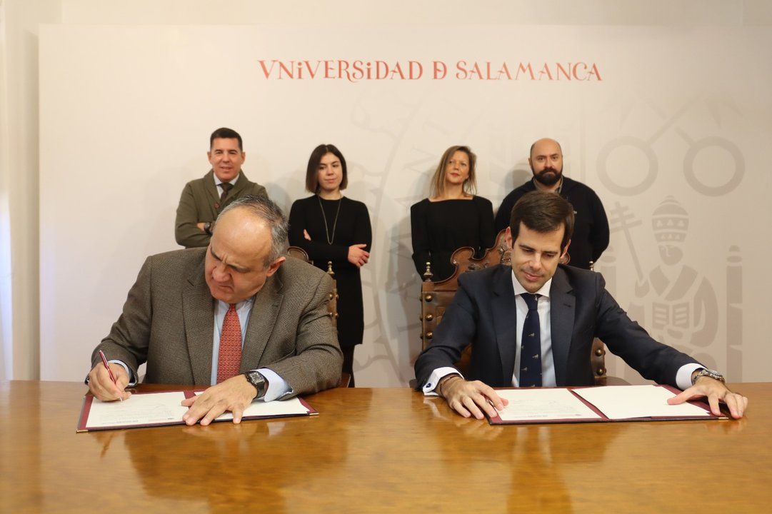 De izquierda a derecha, Nicolás Rodríguez García, Vicerrector de la Universidad de Salamanca y Antonio Benítez Ostos, Socio - Director de Administrativando Abogados.