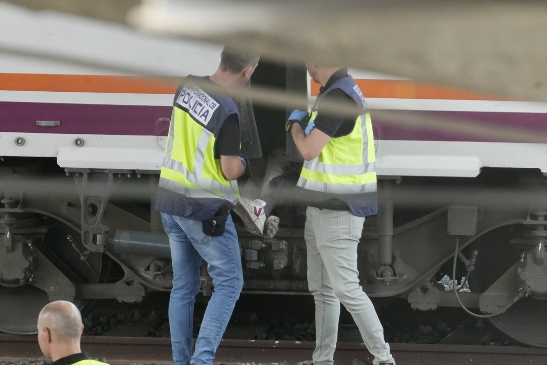 La policía junto al cadáver localizado entre dos trenes cerca de la estación de Santa Justa. A 16 de octubre de 2023, en Sevilla (Andalucía, España)