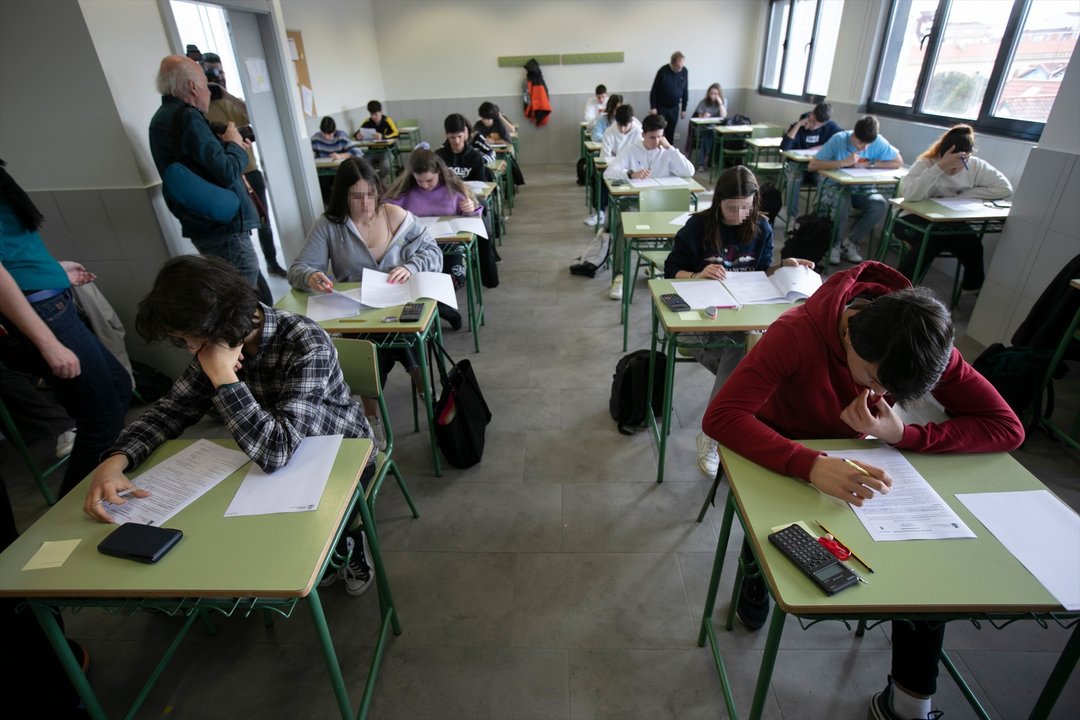 Los alumnos de una clase de 1º Bachillerato del Instituto Calderón de la Barca en Gijón realizan una prueba piloto de PAU, a 14 de marzo de 2023, en Gijón, Asturias (España)