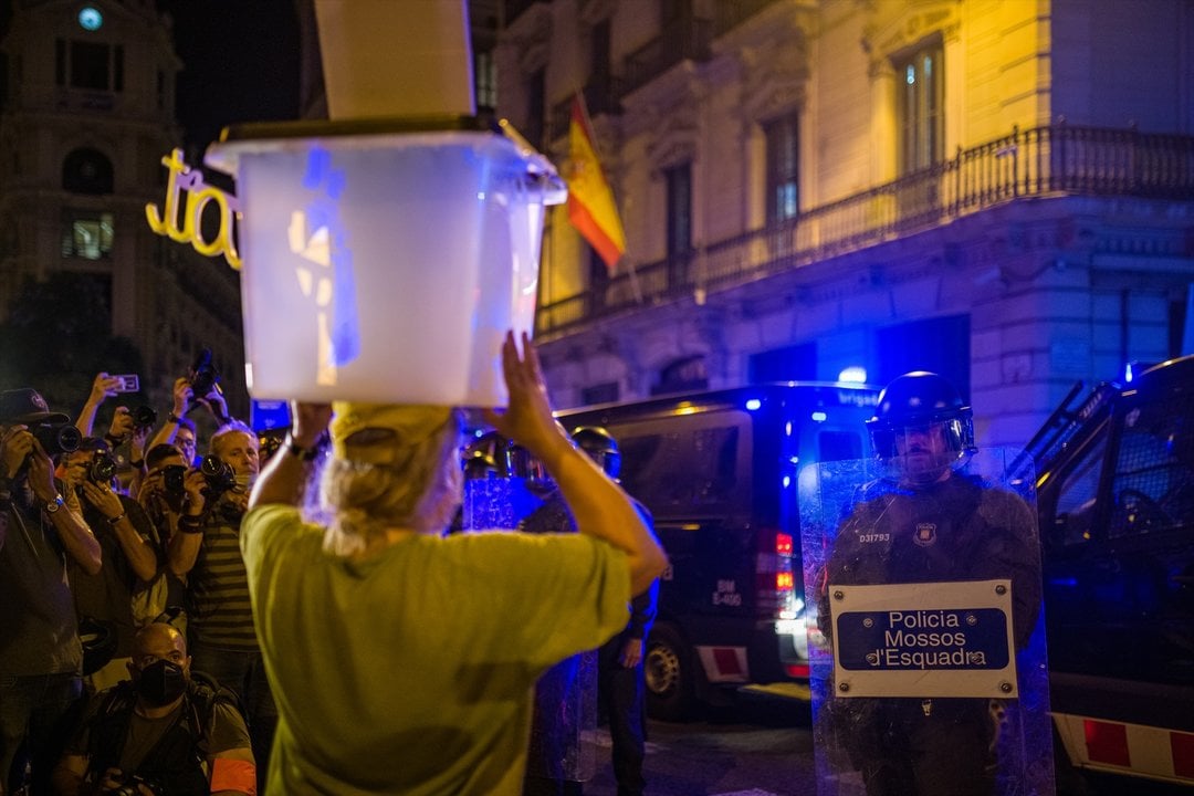 Un hombre deja una urna de votación ante la Jefatura Superior de Policía de Via Laietana durante una manifestación por el referéndum del 1-O en Cataluña, a 1 de octubre de 2021, en Barcelona. Foto: EP
