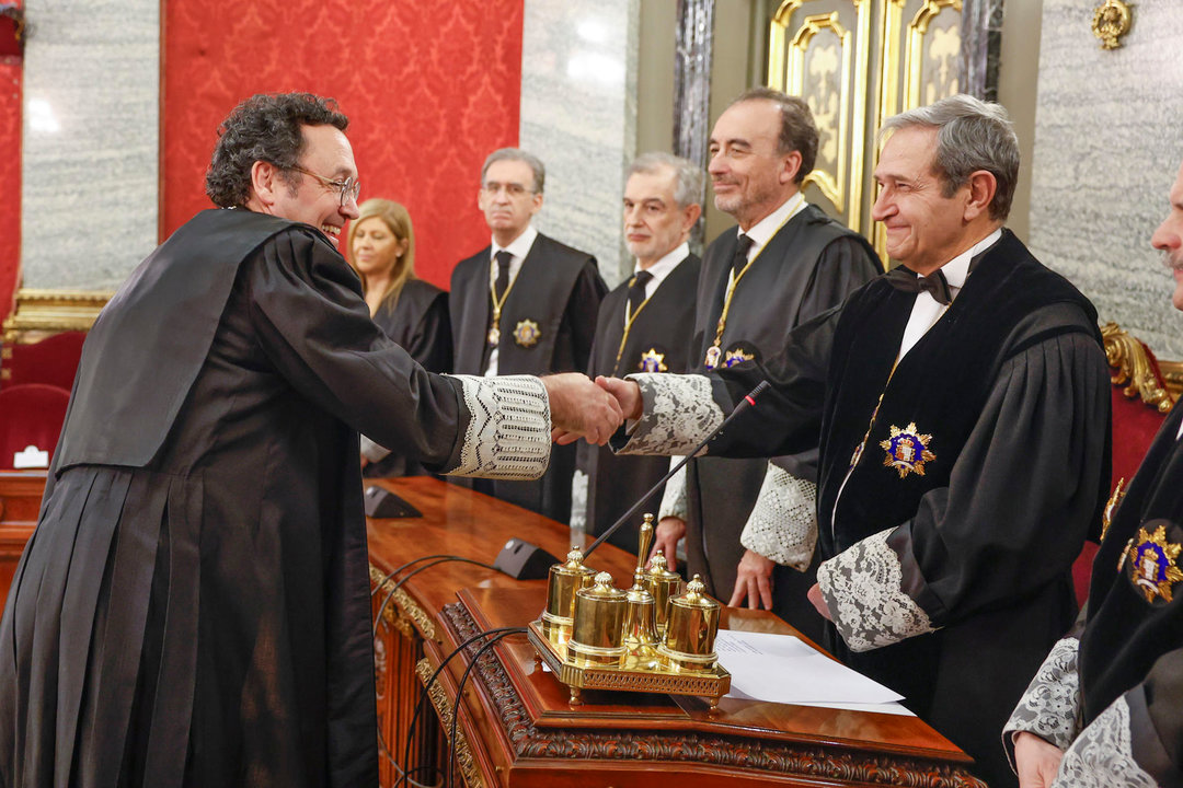 MADRID, 24/01/2024.- El fiscal general del Estado, Álvaro García Ortiz (i) es felicitado por el presidente del Tribunal Supremo, Francisco MArín Castán (d) durante su toma posesión del cargo tras ser reelegido, este miércoles en la sede del Tribunal Supremo de Madrid. EFE/ Javier Lizon /POOL