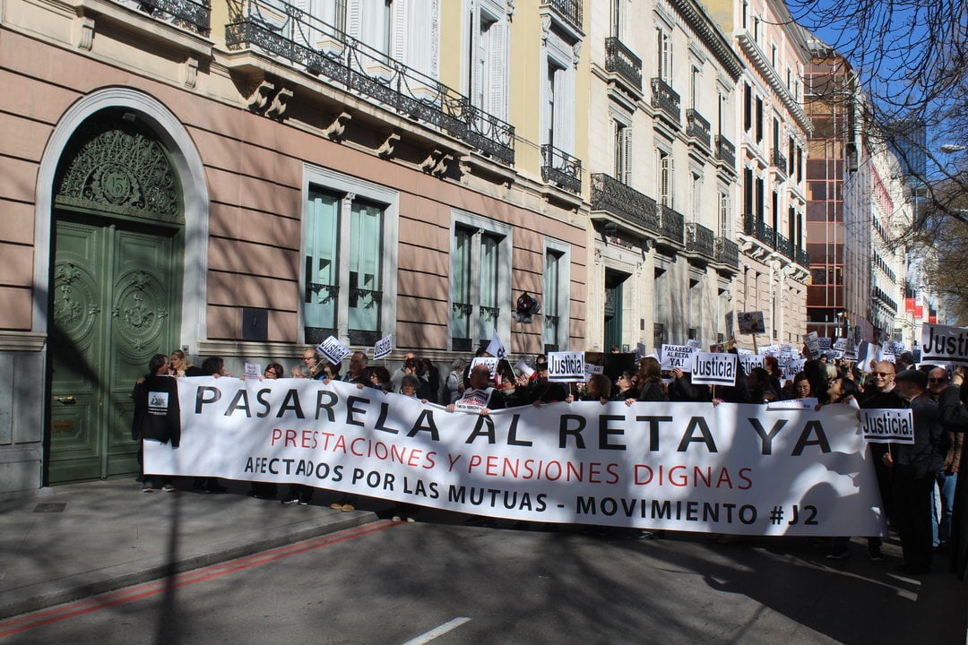 Manifestación de mutualistas frente a la sede del Consejo General de la Abogacía Española, 3 de febrero de 2024. (Foto: Carla Stavraky)