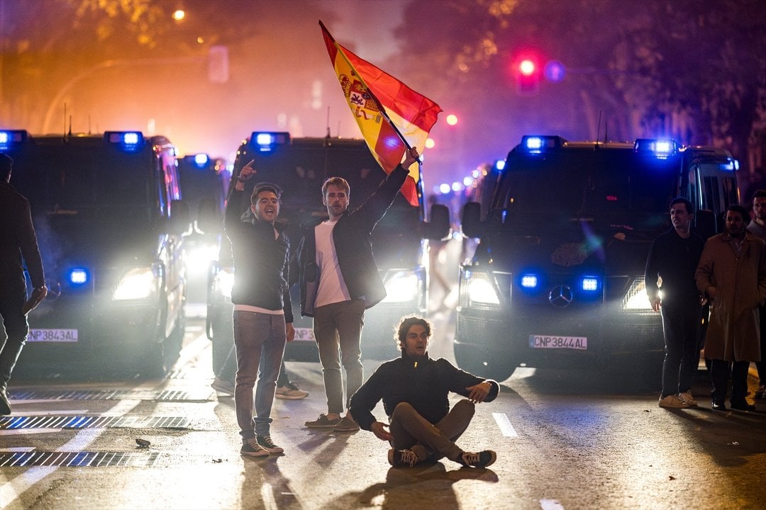 Varios manifestantes se enfrentan a los antidisturbios, durante una manifestación contra la amnistía frente a la sede del PSOE en Ferraz, a 16 de noviembre de 2023, en Madrid (España). (Foto: Diego Radamés / Europa Press)