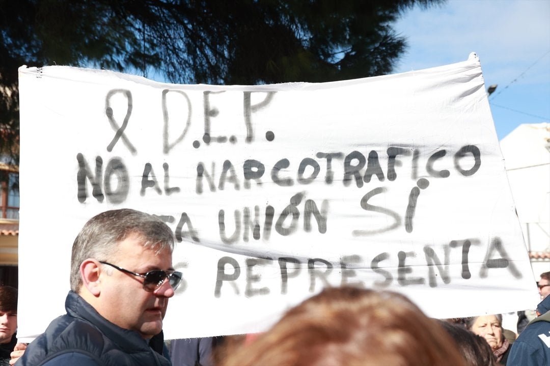 Pancarta contra el narcotráfico en la concentración ante el Ayuntamiento de Barbate por la muerte de dos agentes de la Guardia Civil. A 10 de febrero de 2024, en Barbate, Cádiz. (Foto: Rocío Ruz / Europa Press)