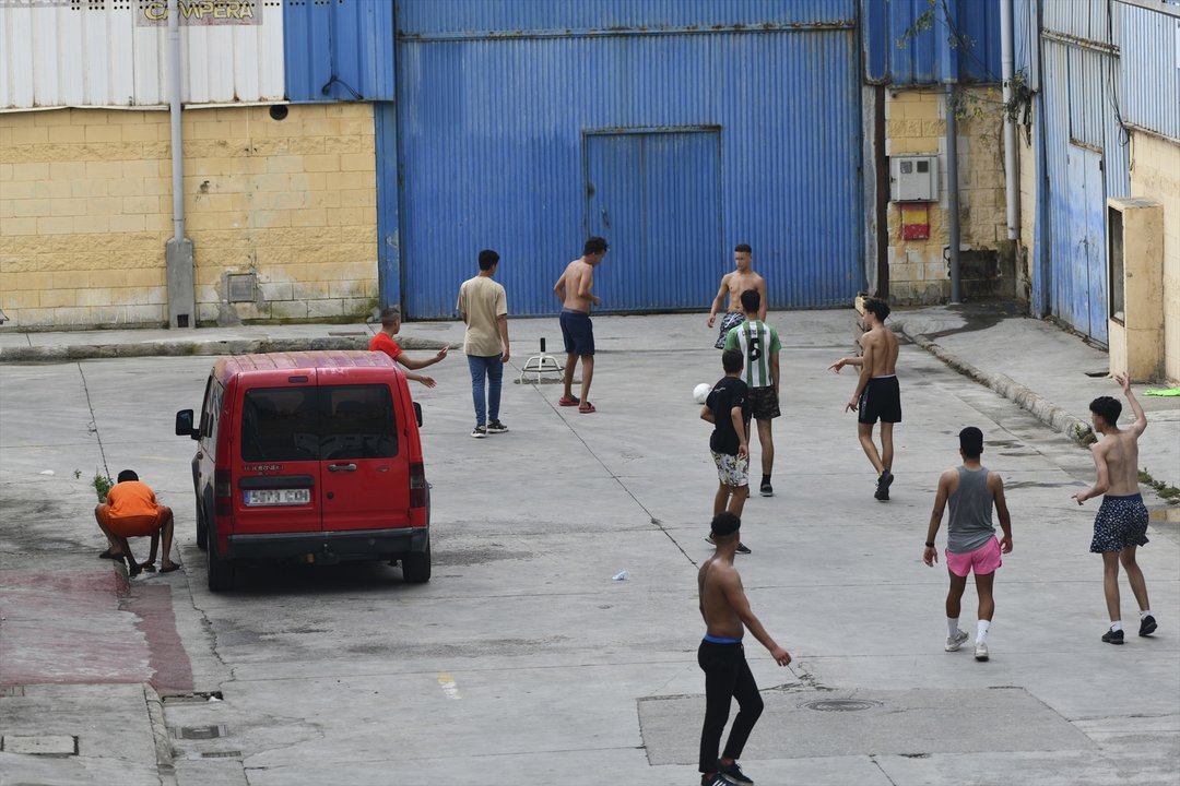 Varios menores extranjeros no acompañados juegan al fútbol en las naves del Tarajal, a 5 de junio de 2021, en Ceuta (España). (Foto: Antonio Sempere / Europa Press)
