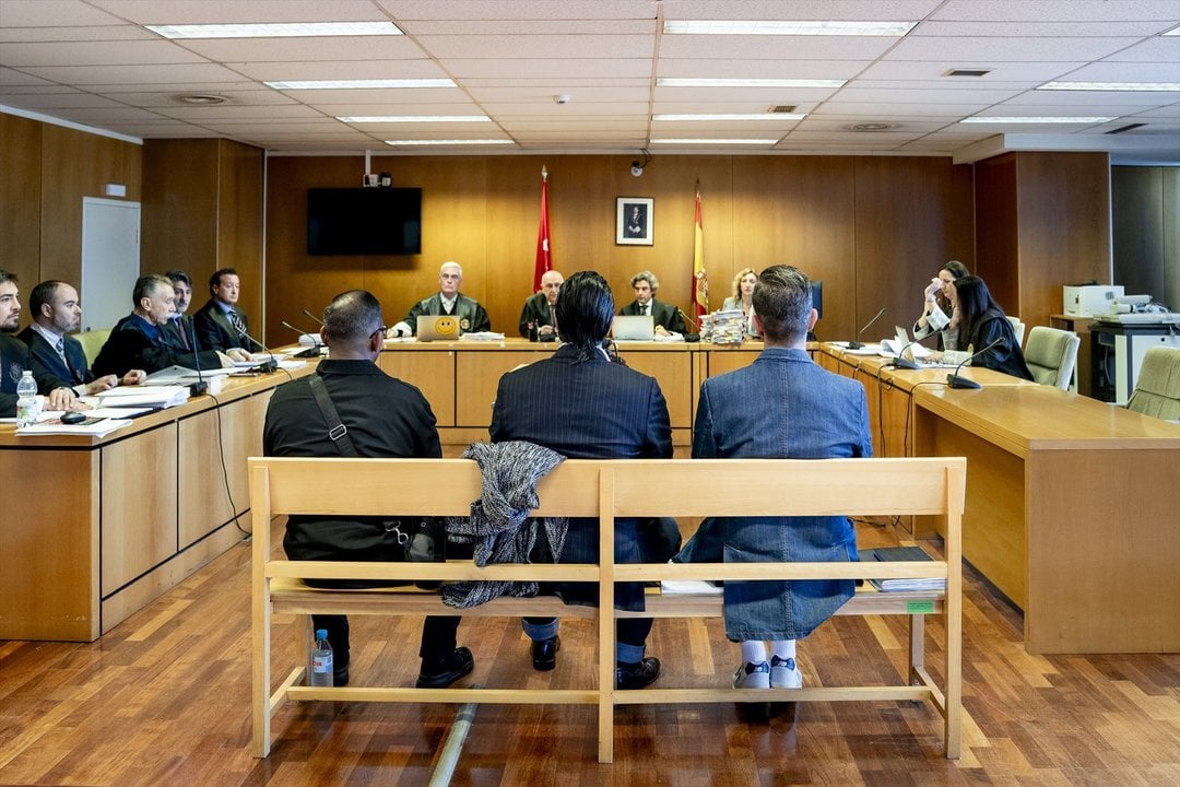 El bailaor Rafael Amargo y su exproductor Eduardo de los Santos se sientann en el banquillo en el juicio que ha arrancado en la Audiencia Provincial de Madrid (Foto: A. PEREZ MECA / EP)