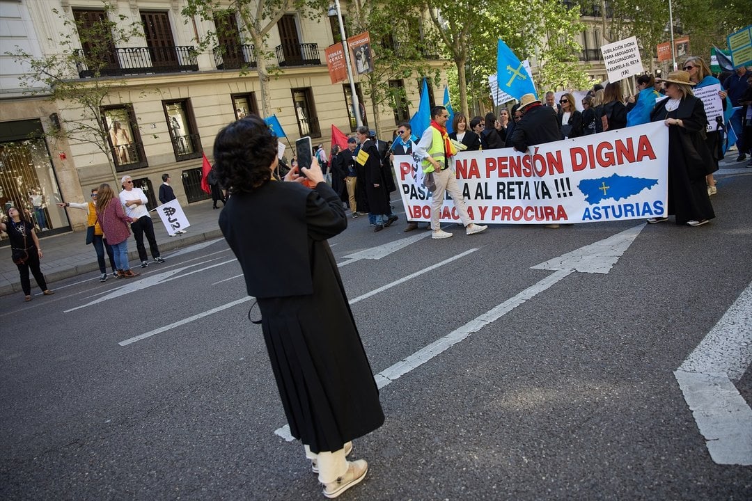 Varias personas con una pancarta durante una manifestación contra la ministra de Inclusión, Seguridad Social y Migraciones, a 13 de abril de 2024 (Foto: Jesús Hellín / Europa Press)