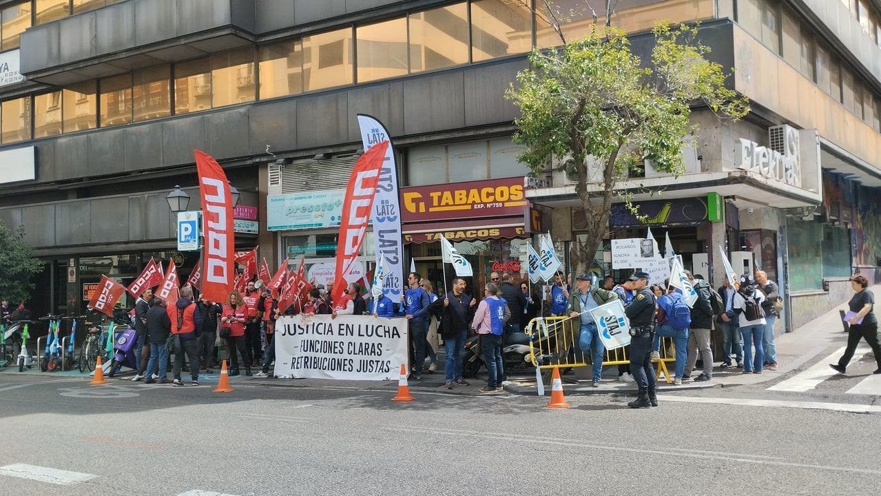Concentración de los sindicatos de funcionarios de Justicia CCOO y STAJ frente al Ministerio de Justicia, 25 de abril de 2024. (Foto: Carla Stavraky)