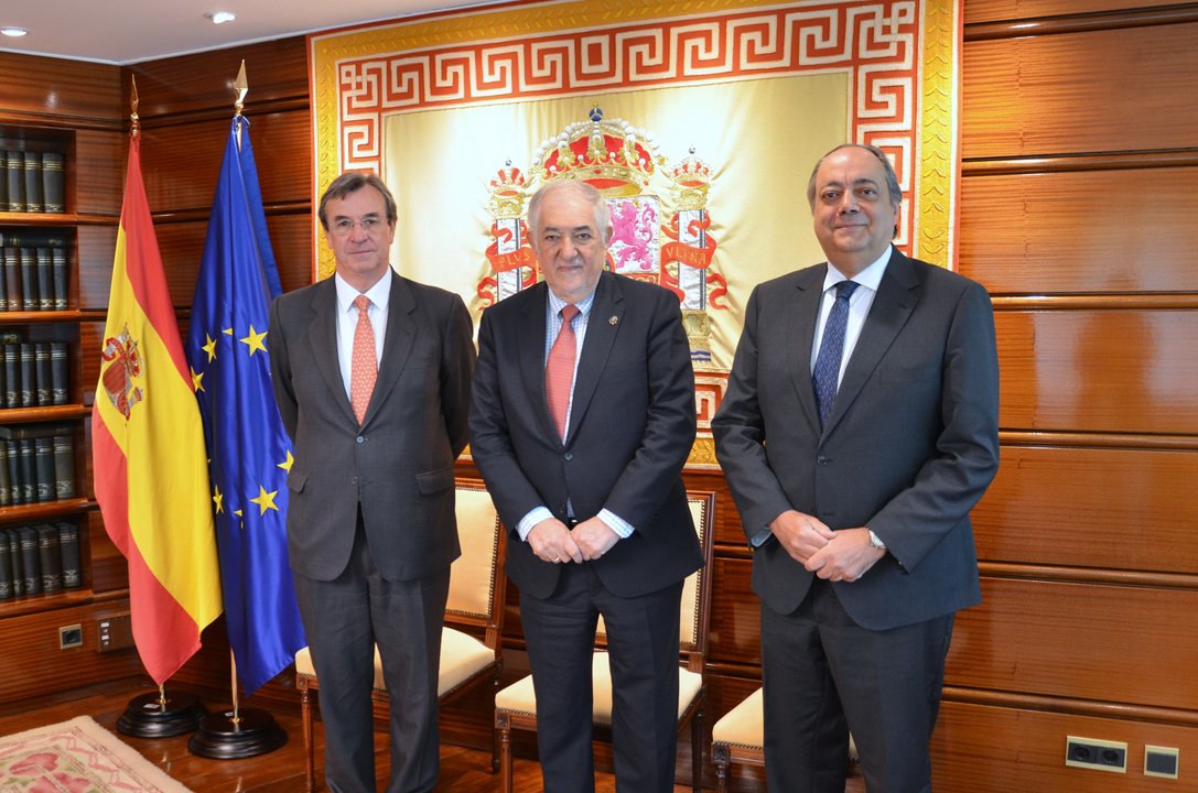Joaquín Vives, Jefe Gabinete, el Presidente TC y Andrés Gutiérrez, Secretario General. (Foto: TC)