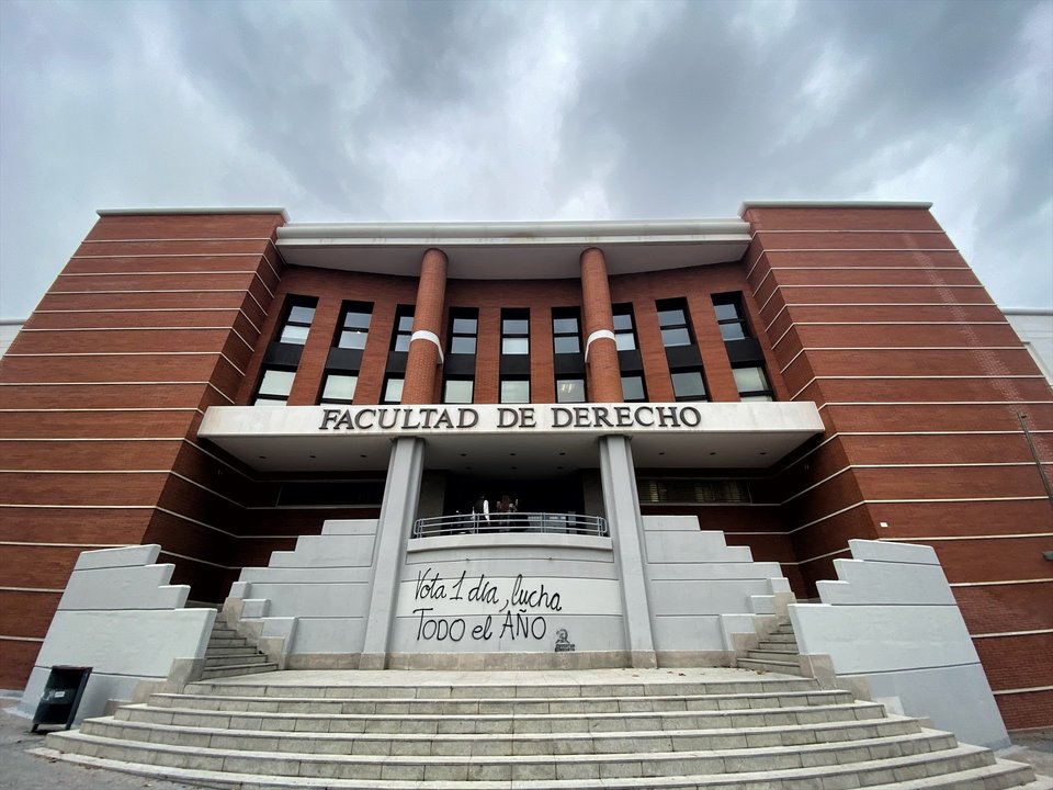 Entrada de la facultad de Derecho de la Universidad Autónoma de Madrid donde se observa una pintada que reza "vota 1 día, lucha todo el año" firmado por Junventud Comunista. En Madrid (España), a 14 de noviembre de 2019. (Foto: Eduardo Parra / Europa Press)