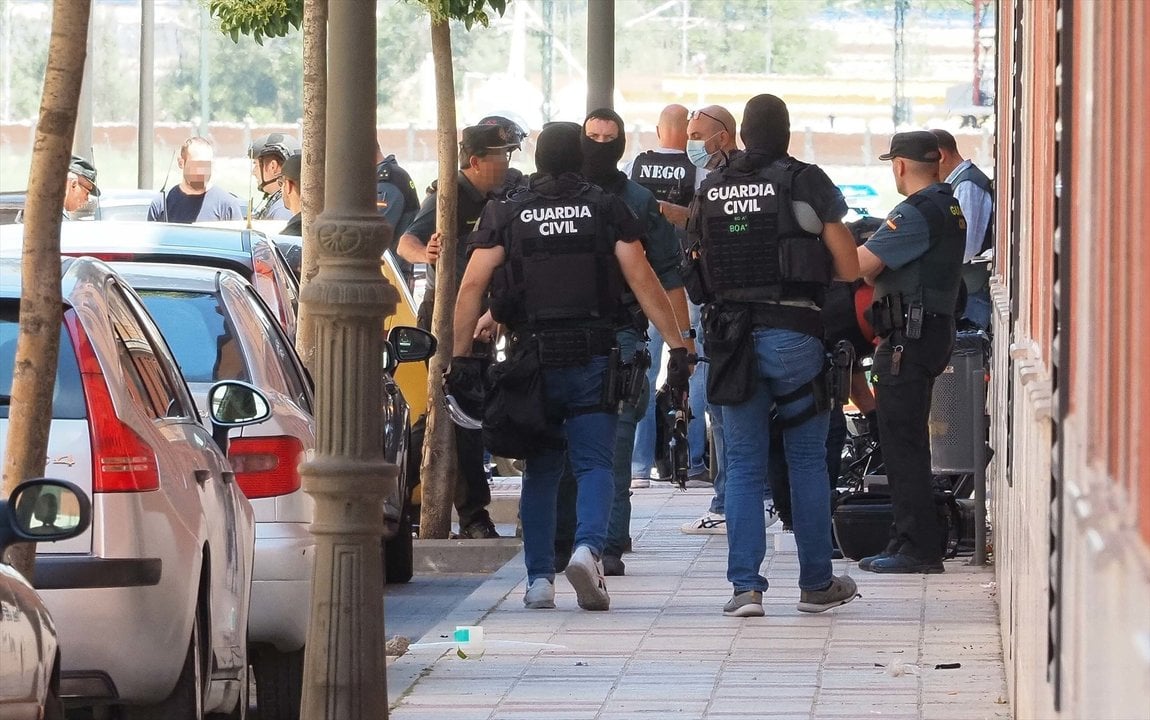 Agentes en las inmediaciones de la vivienda donde un hombre se ha atrincherado con un rehén tras matar a otro, a 1 de julio de 2022, en Santovenia, Valladolid. (Foto:Photogenic/Claudia Alba / Europa Press)
