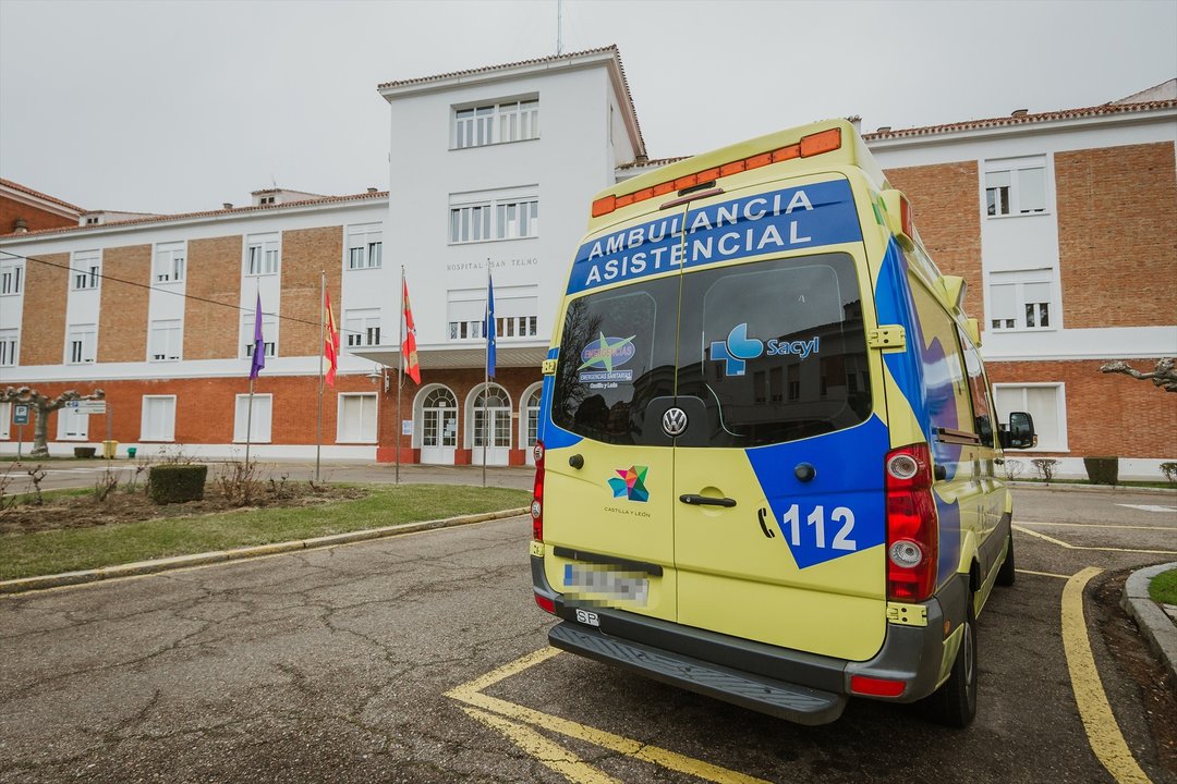 Una ambulancia a las puertas de Hospital General San Telmo , en Palencia, Castilla y León, a 31 de enero de 2021. (Foto:Carlos Mateo / Europa Press)