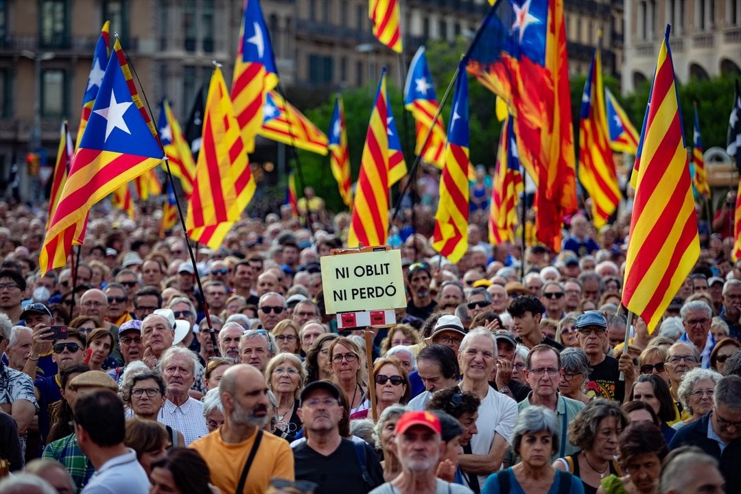 Cientos de manifestantes, en la plaza de Catalunya, a 1 de octubre de 2023, en Barcelona, Catalunya. (Foto: Kike Rincón / Europa Press)