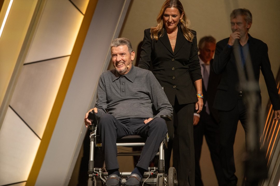 El exfutbolista Juan Carlos Unzue recoge un premio durante la gala de entrega de los Premios Ondas 2023, en el Gran Teatre del Liceu, a 22 de noviembre de 2023, en Barcelona. (Foto: Lorena Sopêna / Europa Press)