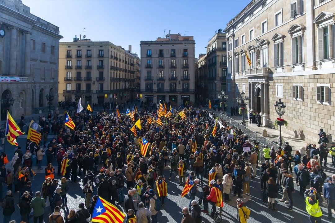 Una manifestación convocada por los CDR contra la Cumbre Hispano Francesa, en la Plaça de Sant Jaume después de ir al consulado francés, a 19 de enero de 2023, en Barcelona. (Foto: Lorena Sopêna / Europa Press)