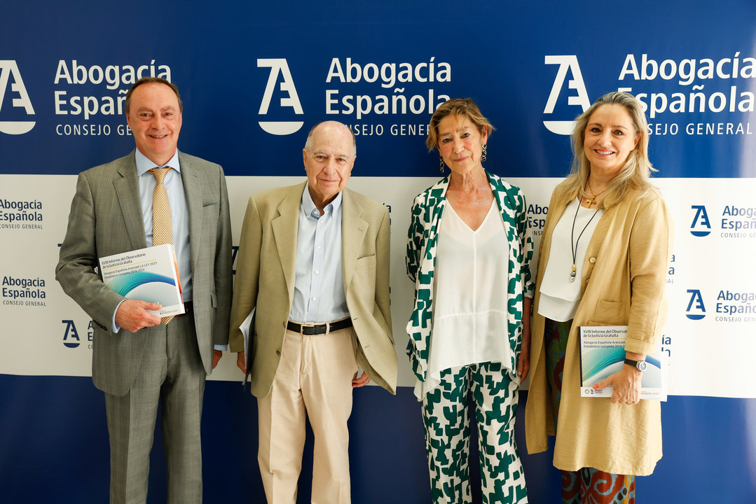 la presidenta de la Abogacía, Victoria Ortega, el presidente de la Comisión de Asistencia Jurídica Gratuita del Consejo, Antonio Morán, Cristina Sancho, presidenta de la Fundación Aranzadi LA LEY y el presidente de Metroscopia, José Juan Toharia, en 2023. (Foto: CGAE)