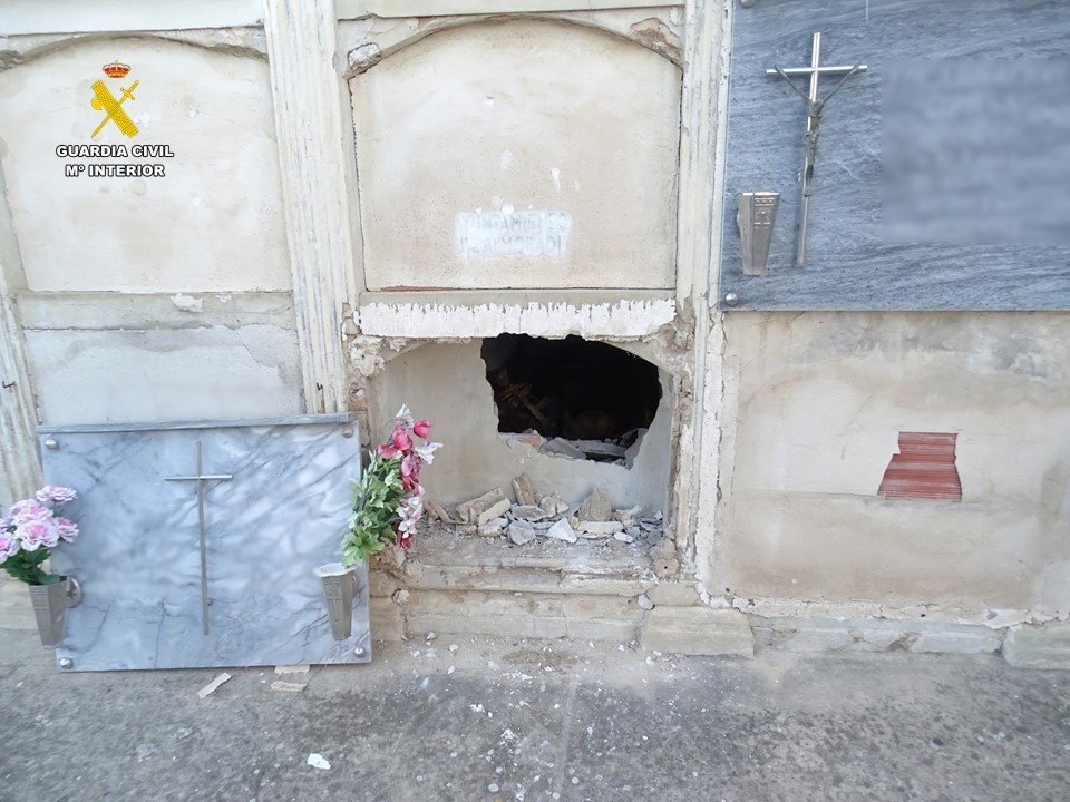 Detenido por profanar tumbas para robar objetos en el cementerio de Almoradí. (Foto: Policía Nacional / EP)