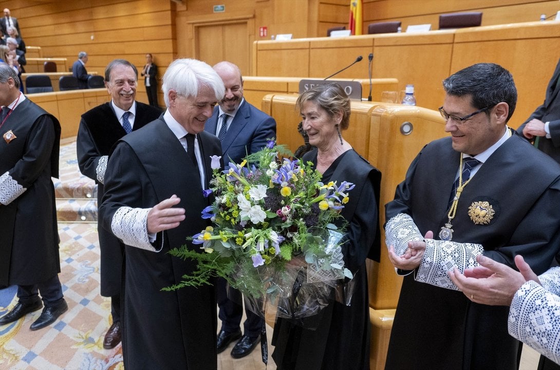 La presidenta saliente del Consejo General de la Abogacía, Victoria Ortega (2d), entrega un ramo de flores al nuevo presidente del Consejo General de la Abogacía, Salvador González Martín (3i), tras la toma posesión de su cargo en el Senado, de mano de su antecesora, Victoria Ortega, a 19 de julio de 2024, en Madrid. (Foto: Alberto Ortega / Europa Press)