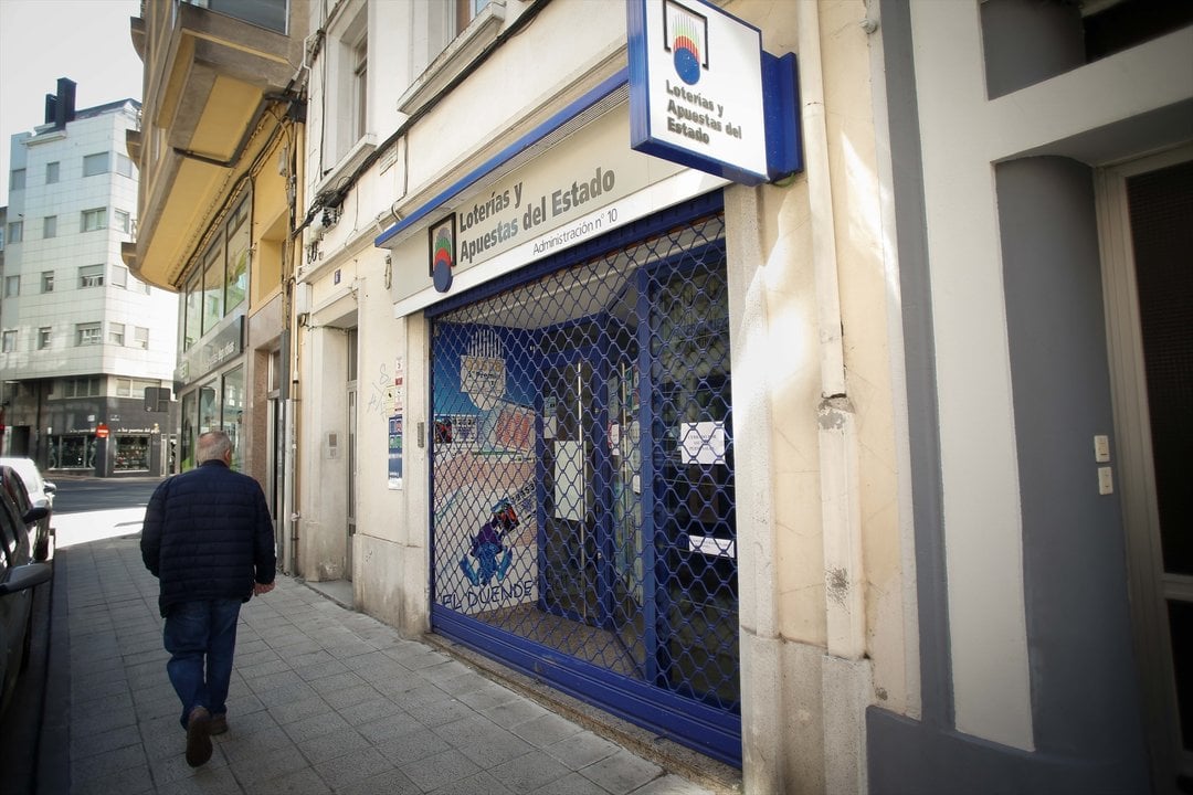 Un hombre pasa por la Administración de loterías nº 10, que está cerrada por asuntos personales, después de que hayan detenido a su lotero, 12 de junio de 2024, en Lugo, Galicia. (Foto: Carlos Castro / Europa Press)