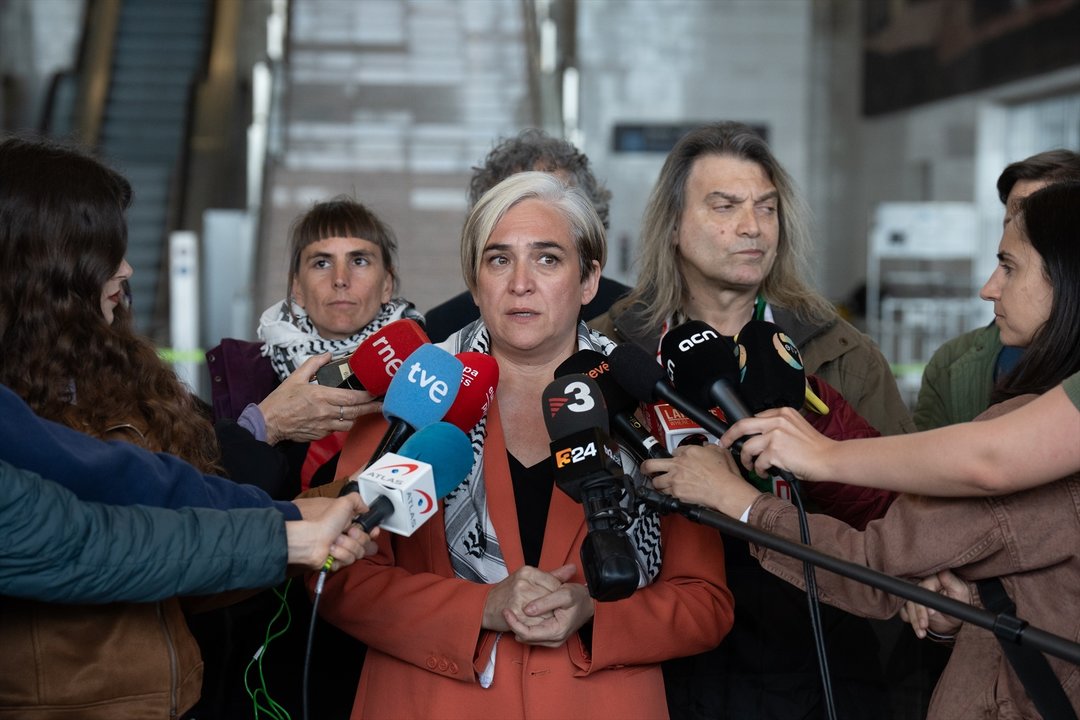 La ex alcaldesa de Barcelona Ada Colau realiza unas declaraciones a los medios de comunicación, en el Aeropuerto del Prat, a 18 de abril de 2024, en El Prat, Barcelona. (Foto:  David Zorrakino / Europa Press)