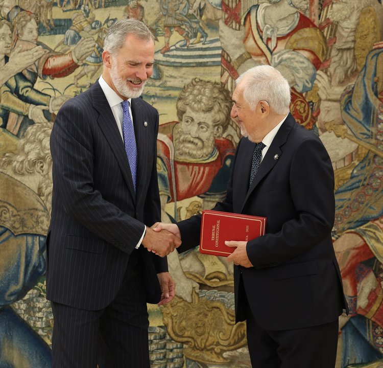 El Rey Felipe VI (i) recibe en audiencia al presidente del Tribunal Constitucional, Cándido Conde-Pumpido (d), en el Palacio de la Zarzuela, a 4 de septiembre de 2024, en Madrid. (Foto: Marta Fernández / Europa Press)