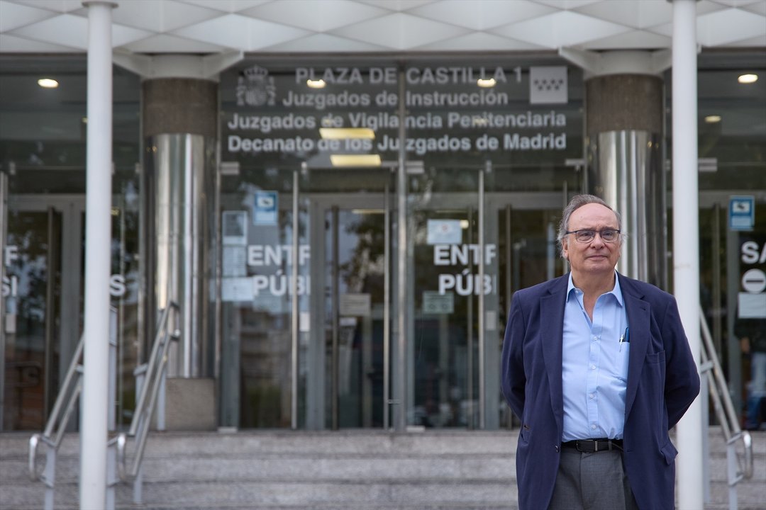 El denunciante de torturas de la Brigada Político-Social en 1975 Julio Pacheco a su llegada a los juzgados de Plaza de Castilla, a 15 de septiembre de 2023. (Foto: Jesús Hellín / Europa Press)