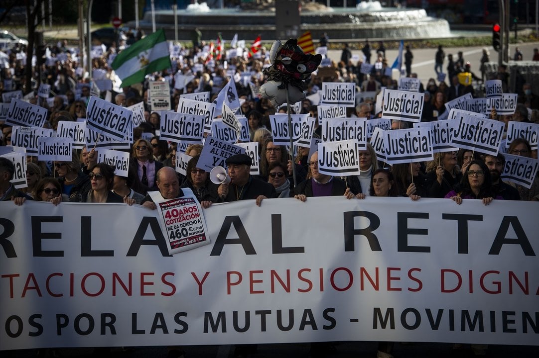 Decenas de personas protestan durante una manifestación de abogados y procuradores, a 3 de febrero de 2024. (Foto: Juan Barbosa / Europa Press)