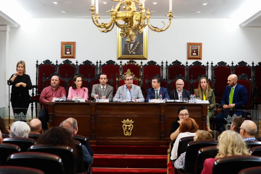 (de izquierda a derecha) el presidente de la Asociación de Personas Sordas de Granada y Provincia (ASOGRA), David Morillo; la decana del Colegio Notarial de Andalucía, Teresa Barea; el director de Justicia Juvenil y Cooperación de la Junta de Andalucía, Esteban Rondón; el decano del Colegio de Abogados de Granada, Leandro Cabrera; el magistrado juez decano de Granada, Alberto del Águila; el letrado de la Administración de Justicia, José Francisco Serrano; la fiscal Ana Joya; y el presidente del Grupo de Discapacidad y Dependencia del Colegio de Abogados de Granada, Juan José Rubiño. (Foto: ICA Granada)