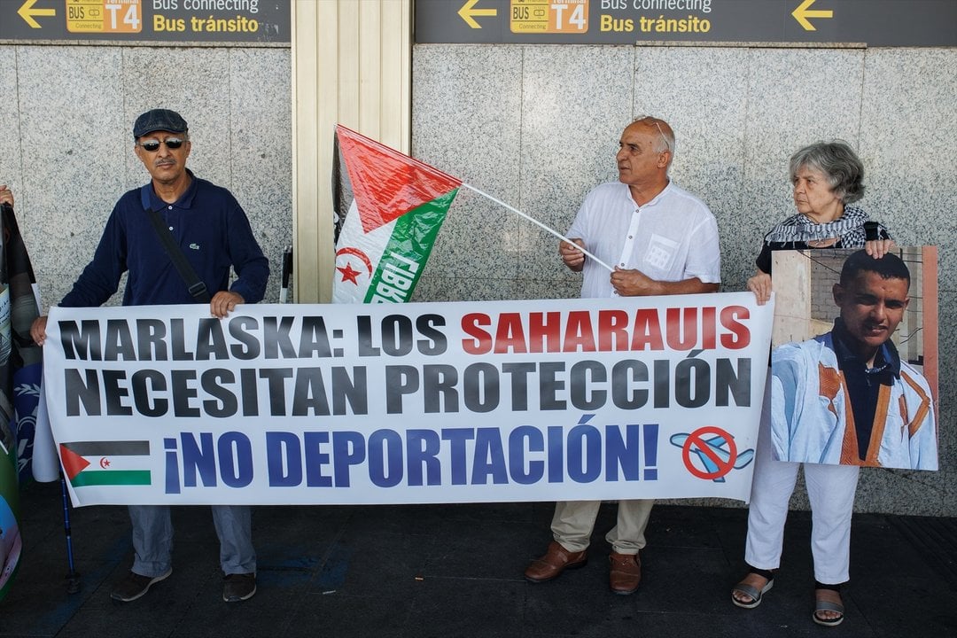 Varias personas apoyan con pancartas a los saharauis retenidos, en la Terminal T-1 del Aeropuerto Adolfo Suárez-Madrid Barajas, a 23 de septiembre de 2024, en Madrid. (Foto: Alejandro Martínez Vélez / Europa Press)