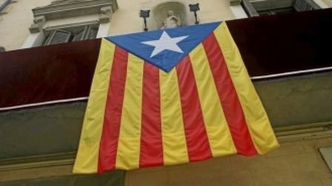 Fachada ayuntamiento catalán estelada
