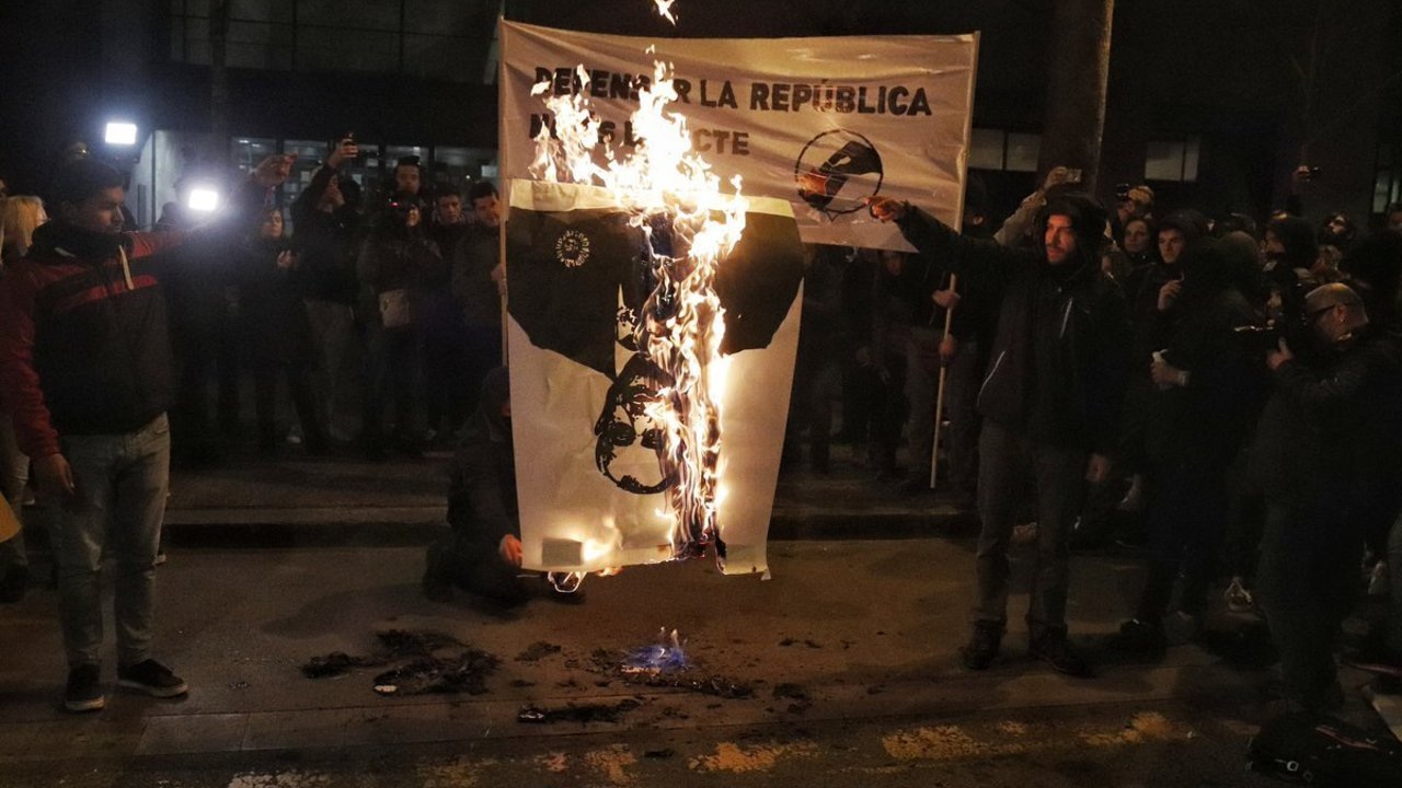 El CDR de Gerona quema un retrato de Pablo Llarena.